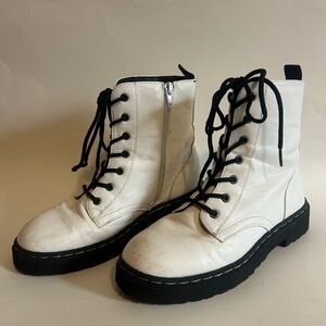 Sincerely Jules Stylish White combat style Lace-Up Boots size 5